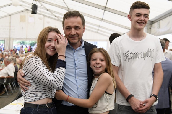 Guido Fluri, Initiant der Wiedergutmachungsinitiative, zweiter von links, fotografiert mit seinen Kinder waehrend des grossen Treffens ehemaliger Verdingkindern, am Samstag, 30. Juni 2018 in Muemliswi ...