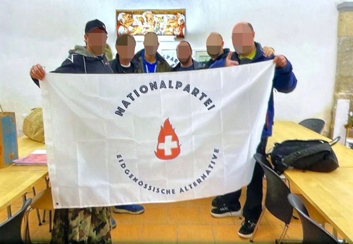 Otto R. (Zweiter von links) und Hansjörg F. (Zweiter von rechts) bei der Gründungsversammlung der Nationalpartei