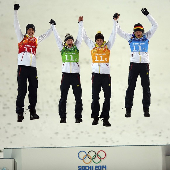 Olympische Spiele 2014 Sochi Ski jumping Skispringen Ski nordisch Men s Team Das Deutsche Team holt Gold - gemeinsamer Sprung auf das Siegespodest von links: Andreas Wank, Marinus Kraus, Andreas Welli ...
