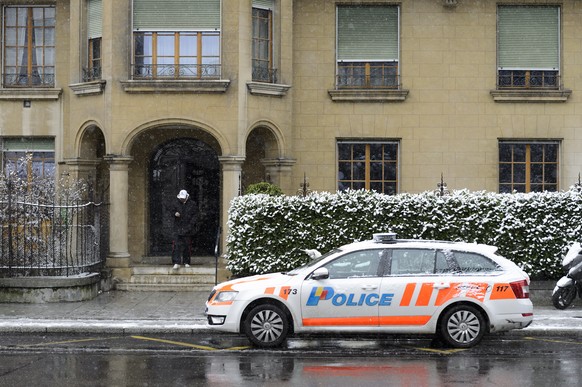 Ein Polizei vor dem Haus, in dem der UBS-Angestellte wohnt.