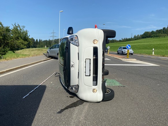 In Baar ist es am 23. August 2023 zu einer Kollision zwischen zwei Fahr-
zeugen gekommen. Die beiden Autolenkenden wurden bei dem Unfall leicht verletzt.