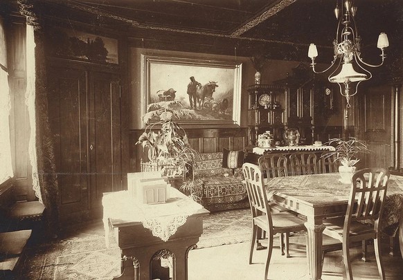 Zwischen 1901 und 1902 baute Gustav Gull für die Familie das Haus «Rosenegg» in Zürich-Fluntern. Für seine Frau Lydia hatte er dafür ein Arbeitstischchen entworfen. Es stand im Esszimmer des Hauses.
