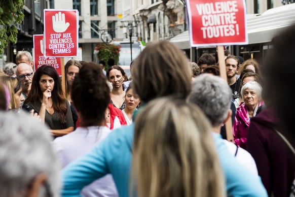 Des personnes manifestent lors d&#039;un rsassemblement suite a l&#039;agression violente contre cinq femmes a la soirtie d&#039;une boite de nuit ce jeudi 9 aout 2018 a Geneve. (KEYSTONE/Jean-Christo ...