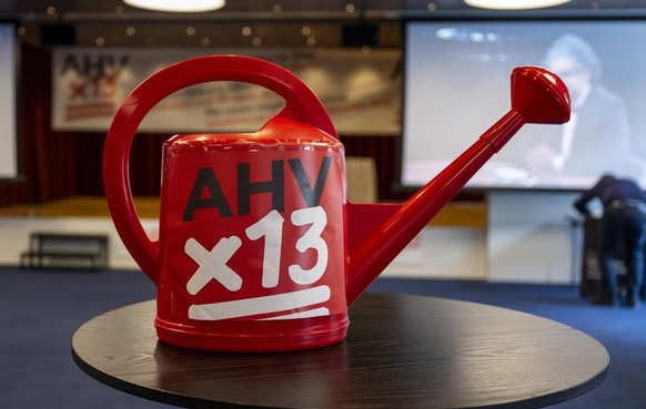 Wie soll die Giesskanne gefüllt werden? Der Bundesrat will die 13. AHV-Rente über die Mehrwertsteuer finanzieren.