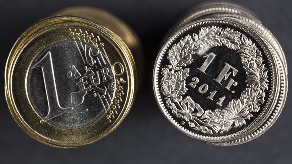 ARCHIVBILD - EURO UEBERSCHREITET ZUM ERSTEN MAL SEIT JANUAR 2015 DIE MARKE VON 1,15 FRANKEN - Coins of 1 Euro (left) and coins of 1 Swiss Franc (right), pictured on July 21, 2011. (KEYSTONE/Martin Rue ...