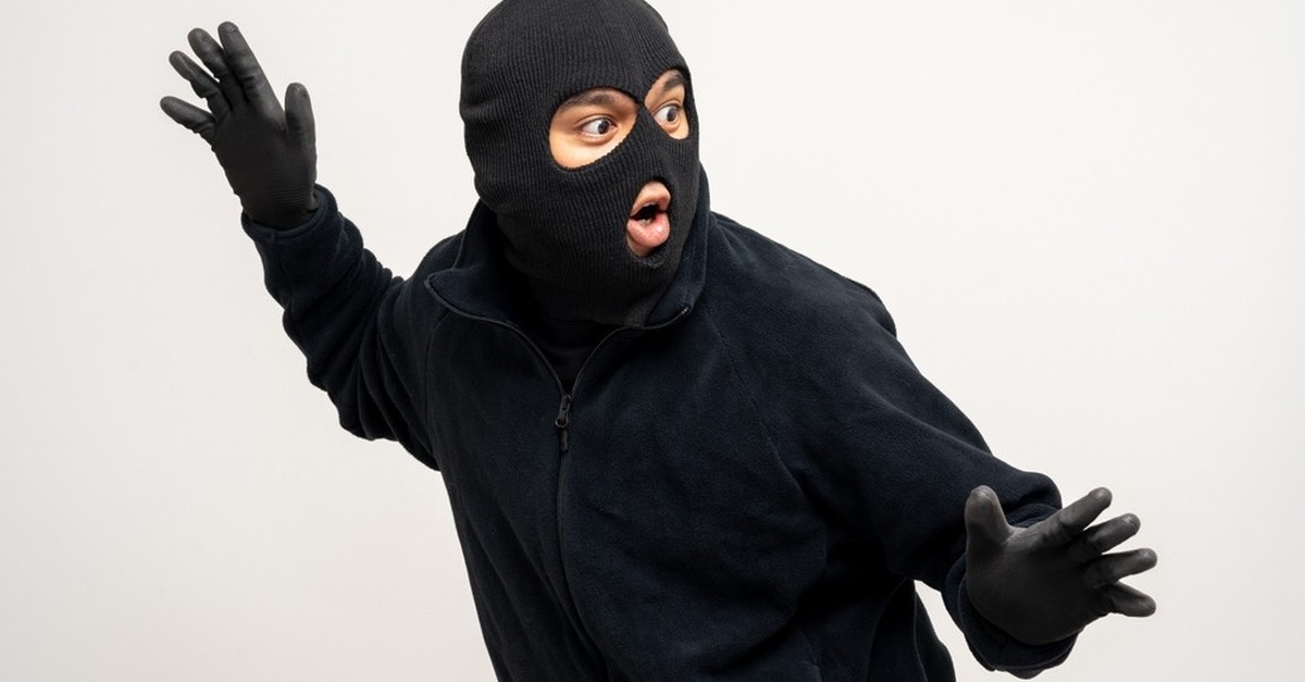 Mann-berf-llt-in-Bern-ein-Brockenhaus-mit-Pistole