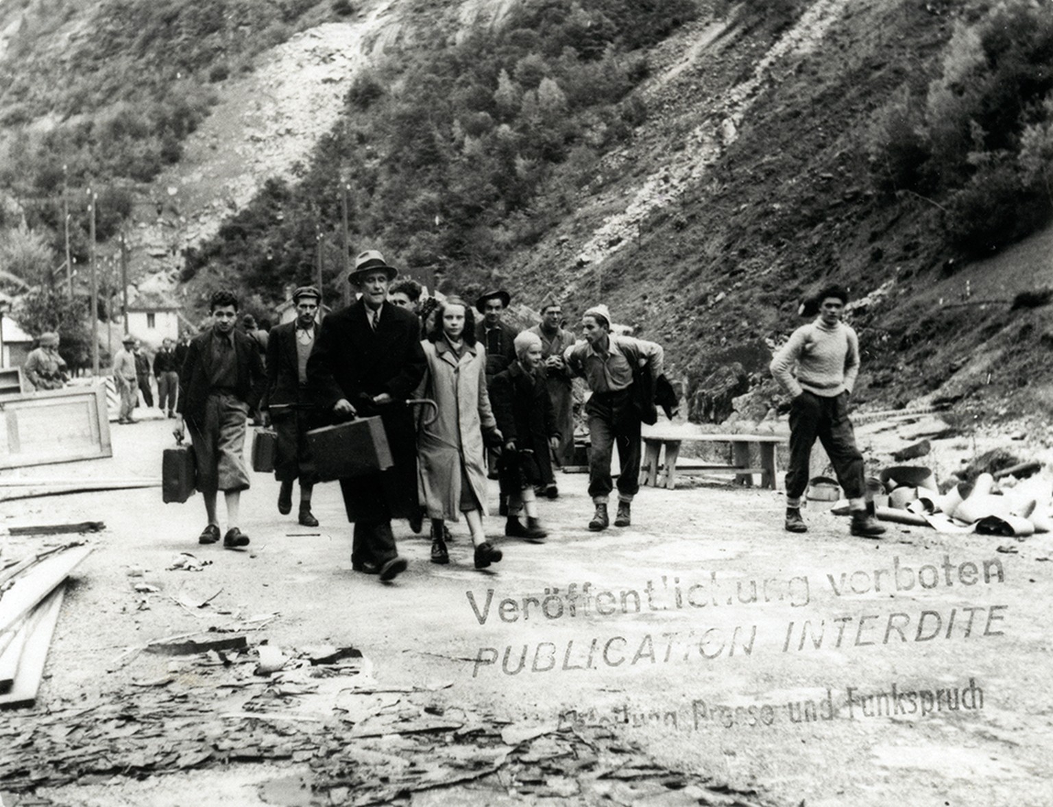 Flüchtlinge aus dem Val d&#039;Ossola (Italien) beim Grenzübertritt in Gondo, 1. Oktober 1944.