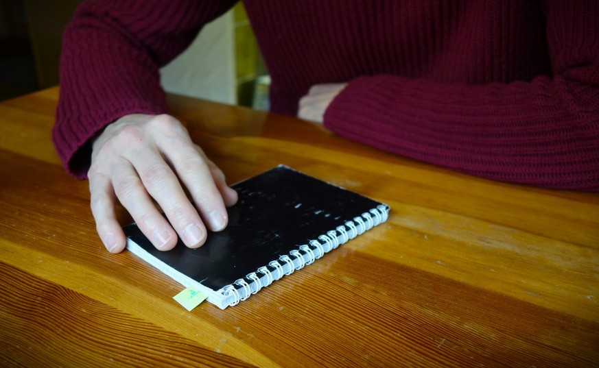 Lena* war drei Jahre alt, als ihr Vater sie grün und blau schlug. Trotzdem entschieden die Behörden nach der Scheidung ihrer Eltern: Der Vater hat das Recht, sie regelmässig zu sehen. Die Geschichte v ...