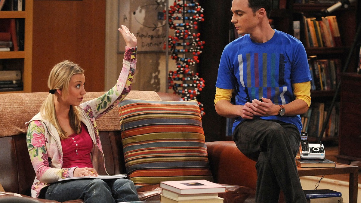 'The Gorilla Experiment' -- Sheldon (Jim Parsons, left) attempts to help Penny (Kaley Cuoco, right) understand Leonard's work on "The Big Bang Theory." ... 10-11-2009 ... Phot ...