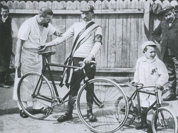 Maurice Garin nach dem Tour-Sieg 1903 mit seinem Sohn.