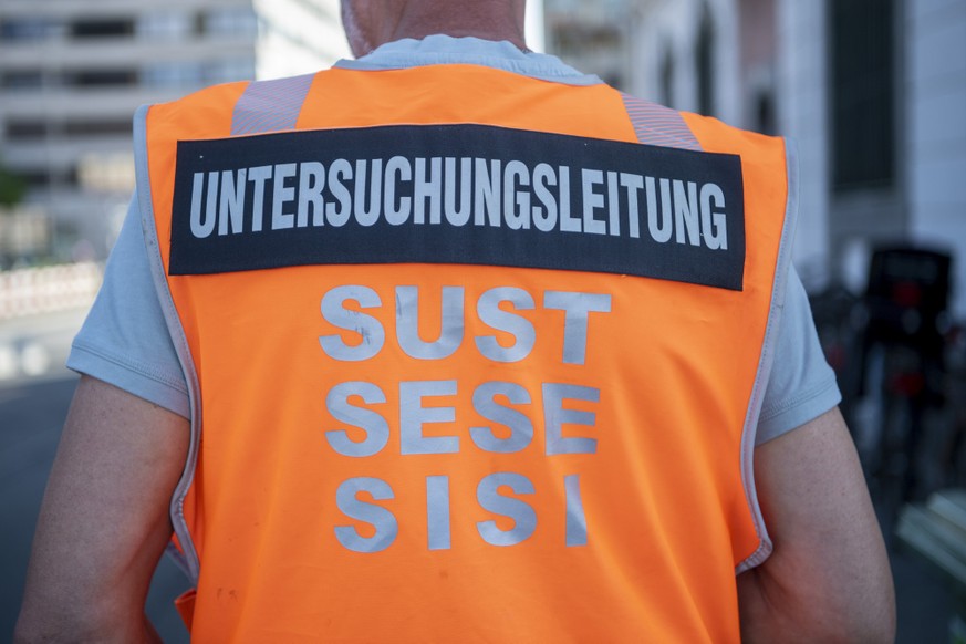 Ein Untersuchungsleiter mit einer Veste der SUST / SESE / SISI waehrend einer umfangreichen Uebung der Disaster Victim Identification (DVI) Schweiz vom Mittwoch, 29. Juni 2022 in Luzern. Die Uebung Th ...