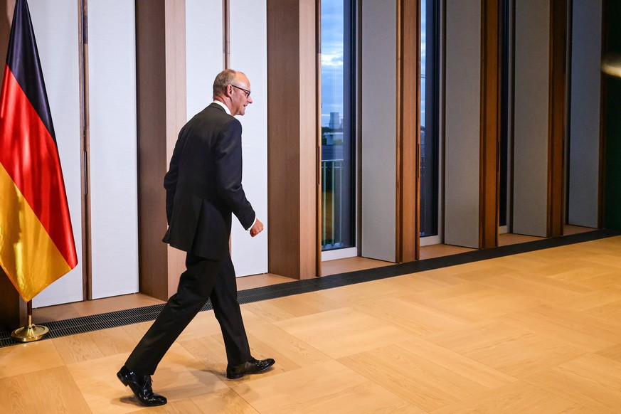 epa13229544 German Chancellor Friedrich Merz (CDU) arrives to a banquet Defilee in honor of Mohammed bin Zayed Al Nahyan, President of the United Arab Emirates, at the official presidential residence  ...