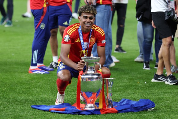 epa11478982 Lamine Yamal of Spain celebrates with the trophy after winning the UEFA EURO 2024 final soccer match between Spain and England, in Berlin, Germany, 14 July 2024. EPA/CHRISTOPHER NEUNDORF
