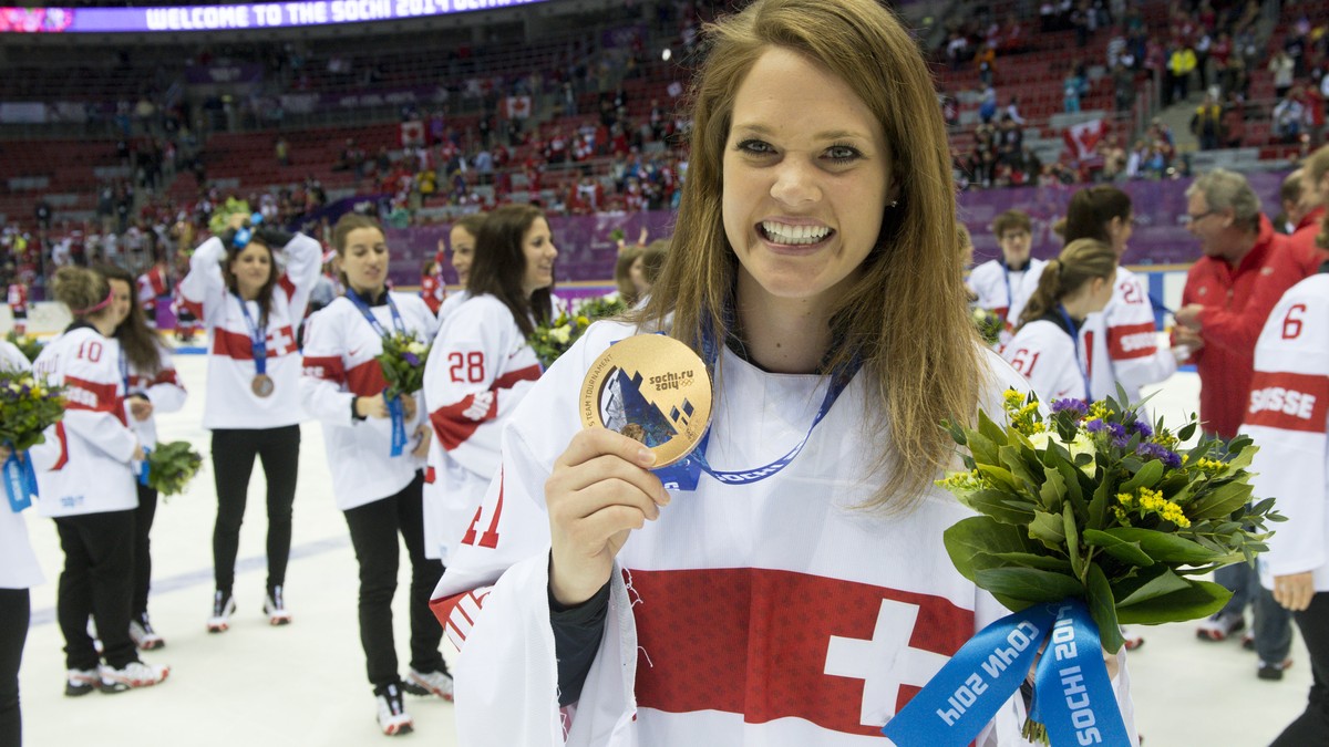 ARCHIVBILD ZUM RUECKTRITT VON FLORENCE SCHELLING --- Switzerland's ice hockey women goalkeeper Florence Schelling celebrates her bronze medal during the women's ice hockey victory ceremony a ...