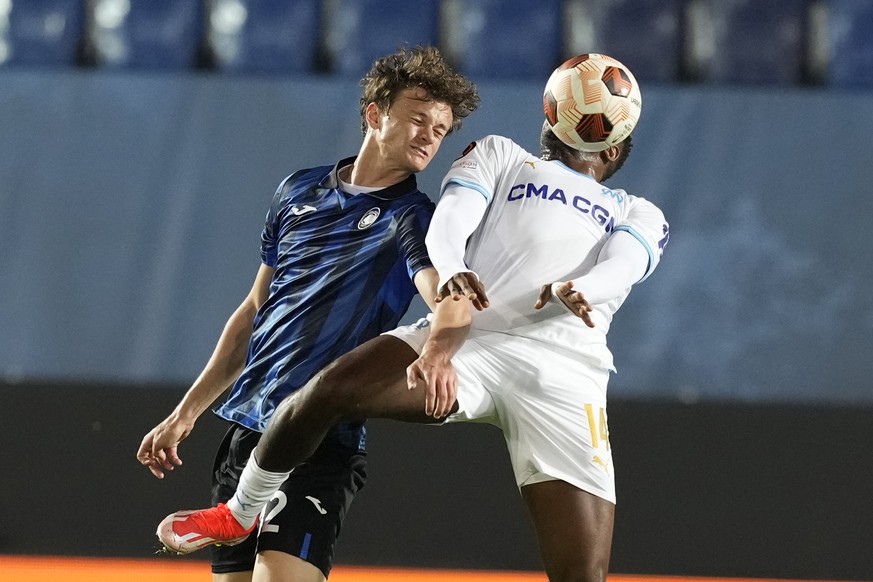 Atalanta&#039;s Giorgio Scalvini challenges for the ball with Marseille&#039;s Faris Moumbagna during the Europa League semifinal second leg soccer match between Atalanta and Marseille at the Bergamo& ...