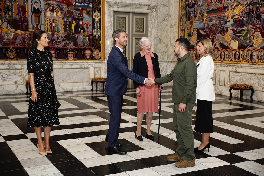 epa10811408 Ukraine&#039;s presidential couple Volodymyr Zelensky and Olena Zelenska are received by Queen Margrethe, Crown Prince Frederik and Crown Princess Mary in the Hall of Knights at Christians ...