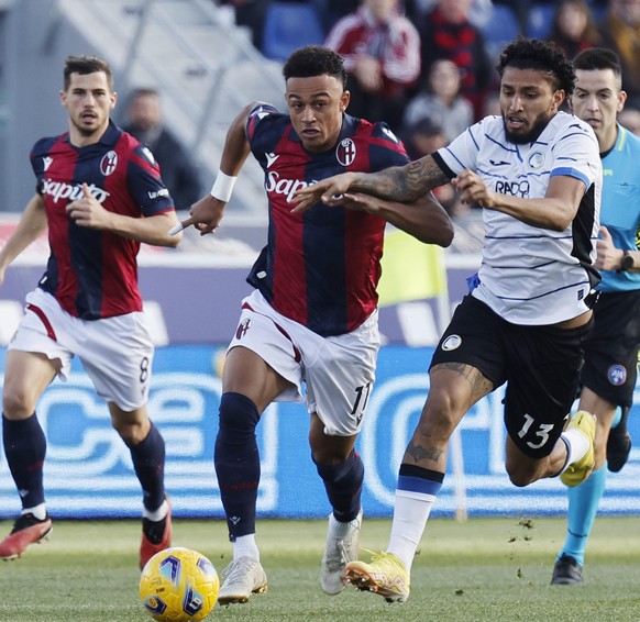 epa11042123 Bologna&#039;s Dan Ndoye (L) and Atalanta&#039;s José Dos Santos Ederson (R) in action during the Italian Serie A soccer match between Bologna FC and Atalanta BC, in Bologna, Italy, 23 Dec ...