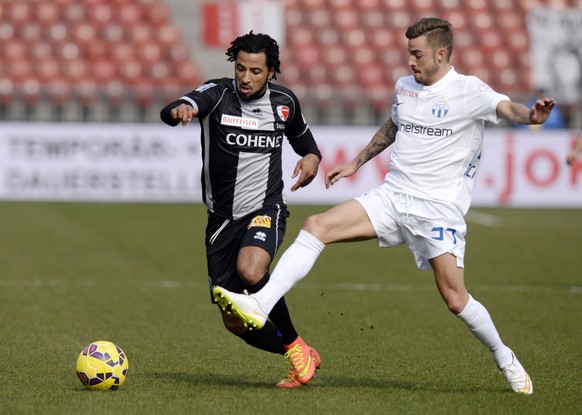 Der Zuercher Marco Schoenbaechler, rechts, und der Sittener Carlitos, links, kaempfen um den Ball, im Fussballspiel der Super League zwischen dem FC Zuerich und dem FC Sion, am Sonntag, 15. Maerz 2015 ...