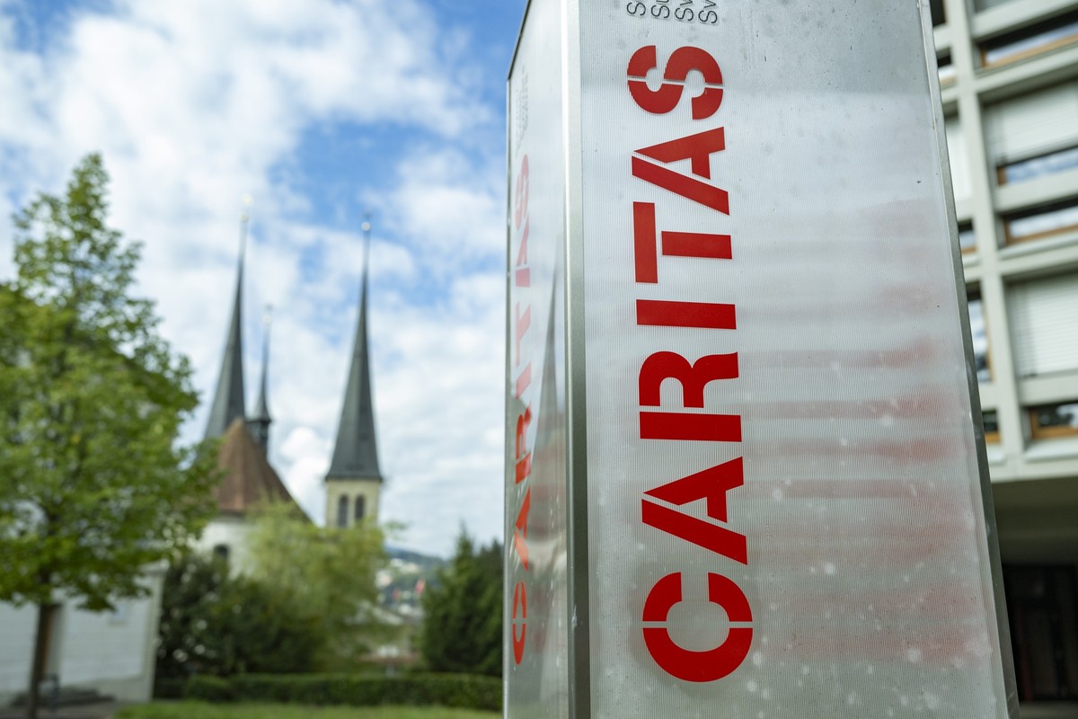 Das Logo von Caritas Schweiz beim Caritas Hauptsitz in Luzern, anlaesslich der Caritas Jubliaeums Ausstellung ,ungleich verteilt, im Hauptsitz von Caritas Schweiz am Donnerstag, 17. September 2026 in  ...