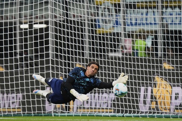 Inter Milan&#039;s goalkeeper Yann Sommer warms up prior to a Serie A soccer match between Inter Milan and Torino, at the San Siro stadium in Milan, Italy, Monday, Aug. 25, 2025. (AP Photo/Luca Bruno) ...