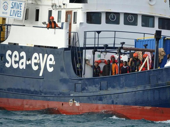 Die Flüchtlinge, die seit 10 Tagen auf dem blockierten Rettungsschiff &quot;Alan Kurdi&quot; vor Sizilien ausharren müssen, verzweifeln zunehmend. (Archivbild)