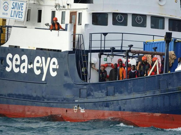 Die FlÃ¼chtlinge, die seit 10 Tagen auf dem blockierten Rettungsschiff &quot;Alan Kurdi&quot; vor Sizilien ausharren mÃ¼ssen, verzweifeln zunehmend. (Archivbild)