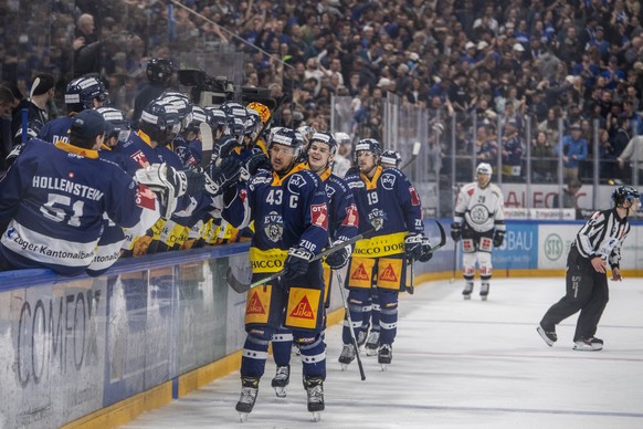 Die Zuger mit Jan Kovar, mitte, feiern ein Tor beim Eishockey Playoff-Viertelfinalspiel, Spiel 3, der National League zwischen dem EV Zug und dem HC Lugano am Dienstag, 29. Maerz 2022 in Zug. (KEYSTON ...