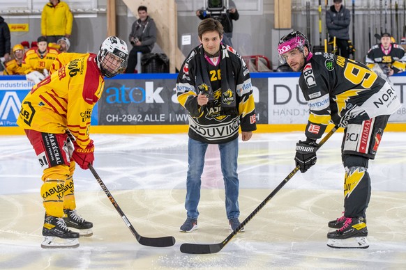 Puck drop par le Jurassien Gregoire Saucy, pilote automobile Championnat d&#039;Europe de Formule 3 regionale entre le joueur Pascal Berger de Langnau et le joueur Jordane Hauert de Ajoie, lors de la  ...