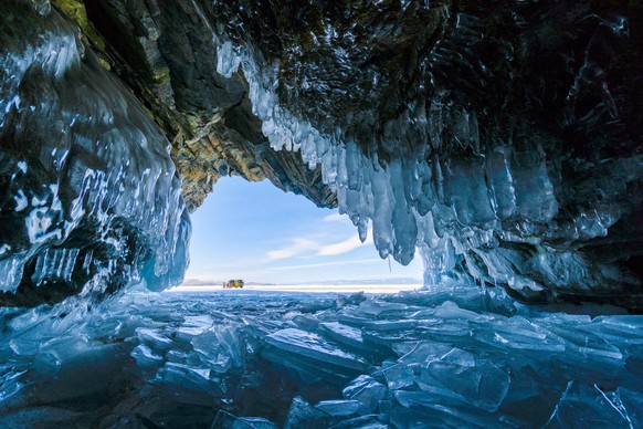Eishöhle beim Baikalsee, Russland.