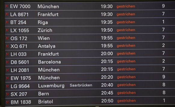 03.06.2018, Hamburg: Die Anzeigetafel im Flughafen Hamburg zeigt nur gestrichene Verbindungen an. Der Flughafen hat den Betrieb nach einem Stromausfall komplett eingestellt. (zu dpa-Korr &quot;Geplatz ...