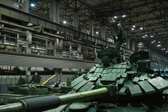Russische Panzerfabrik (archivbild)

russian tanks