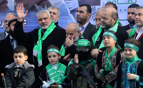 Hamas-Führer Scheich Ismail Hanyia (links) mit ranghohen Parteimitgliedern.