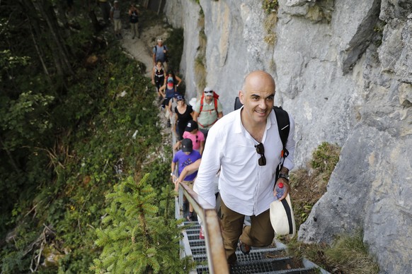 Bundespraesident Alain Berset waehrend einer Wanderung mit ca. 300 Personen von Riggisalp nach Schwarzsee, am Dienstag, 31. Juli 2018 bei Riggisalp. (KEYSTONE/Peter Klaunzer)