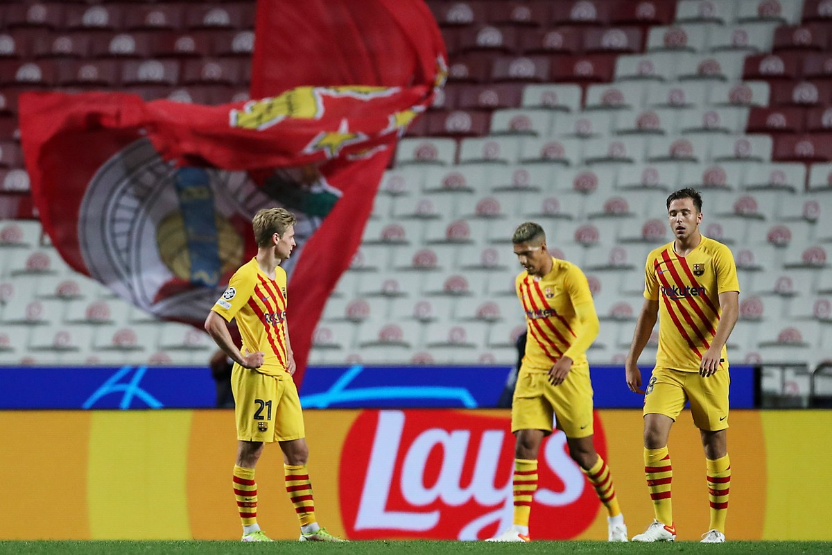 epa09496469 FC Barcelona players Frankie de Jong (L), Sergino Dest (C) and Nico Gonzalez (R) react after the UEFA Champions League group E soccer match Benfica vs FC Barcelona in Lisbon, Portugal, 29  ...