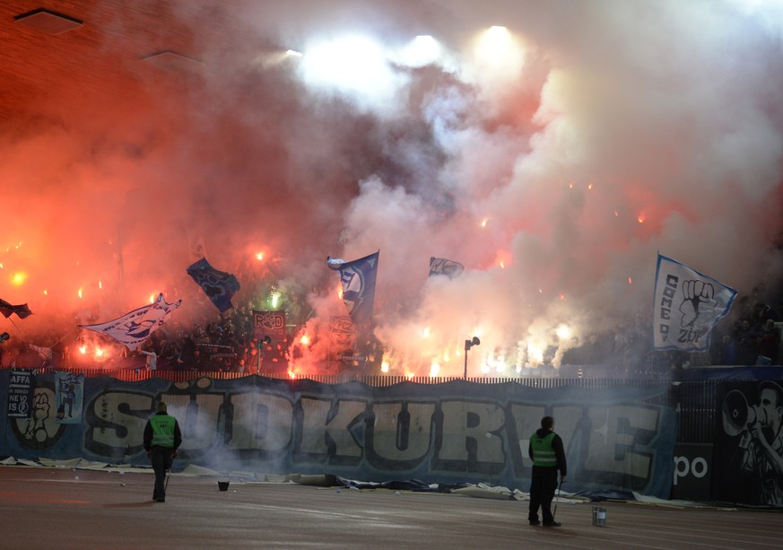 Der FC Zürich zündete bloss neben dem Rasen ein Feuerwerk ab.