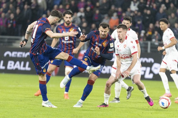 Dominik Schmid (FCB) (links) schiesst das erste Tor fuer den FC Basel im Fussball Meisterschaftsspiel der Swiss Super League zwischen FC Basel 1893, FCB, und FC Thun, FCT, im Stadion St. Jakob-Park in ...