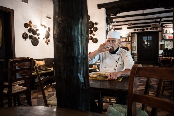 Ein Koch isst in einer Pause, im Restaurant Grotto Broggini in Losone, am Mittwoch, 29. April 2020. Das Grotto Broggini und das Blu Restaurant &amp; Lounge haben ihre Kraefte vereint, um inmitten der  ...