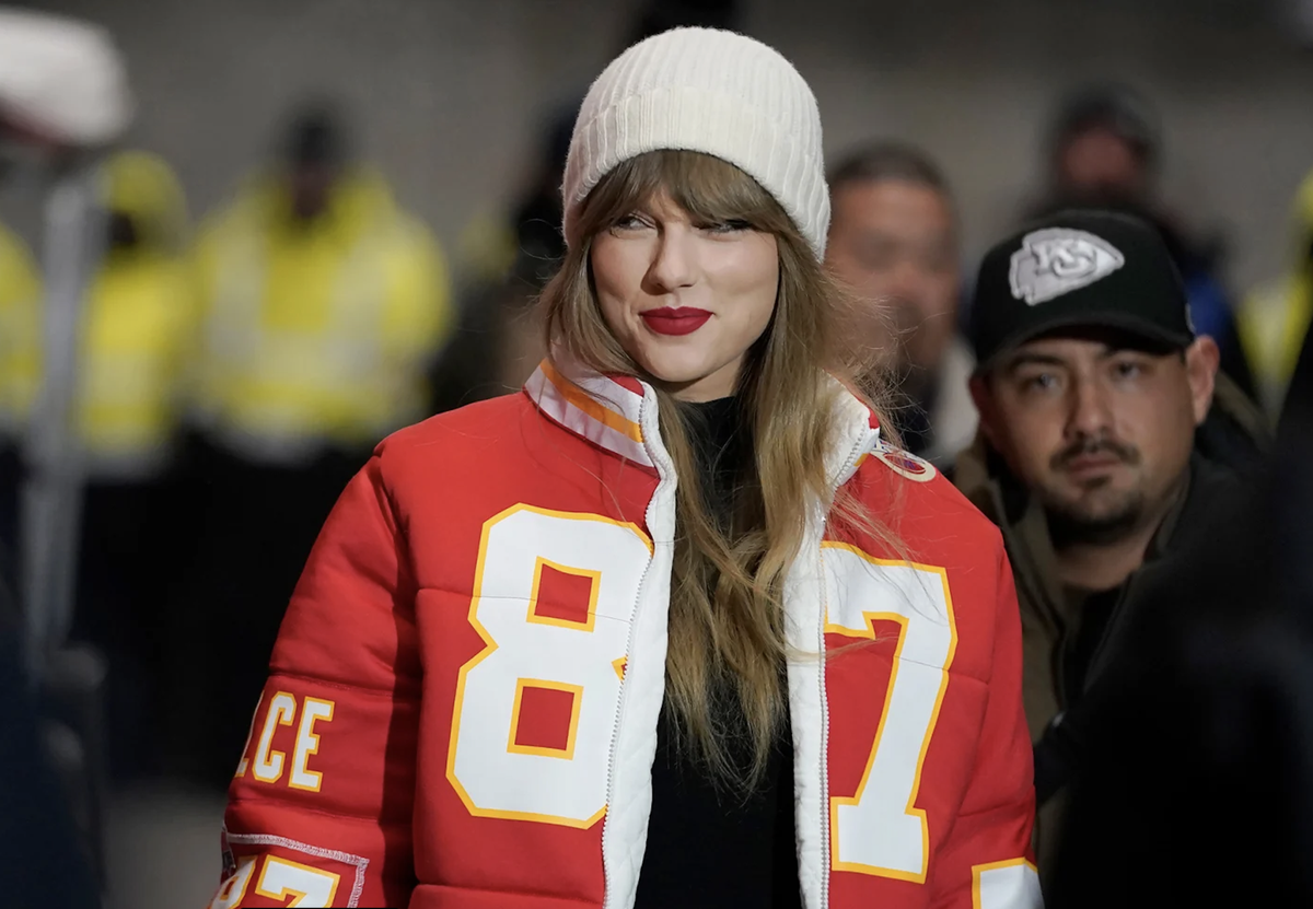 Taylor Swift et la veste conçue par Kristin Juszczyk.