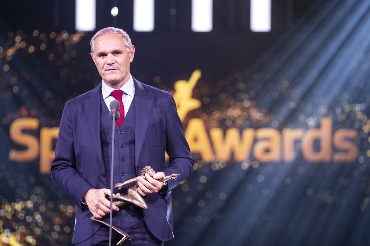 Pierluigi Tami, Direktor des Fussball Maenner-Nationalteams, mit dem Preis der Kategorie 'Team des Jahres? an der Verleihung der Sports Awards 2022, am Sonntag, 11. Dezember 2022 in Zuerich. (KEY ...