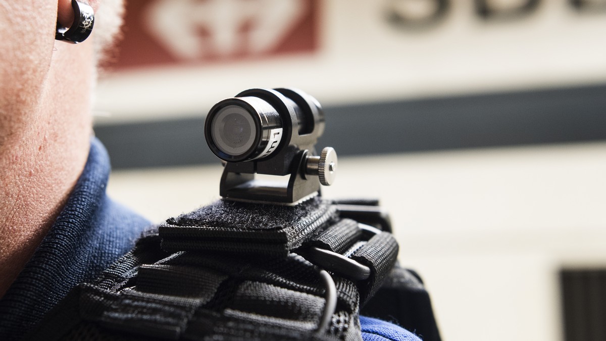 ZUR MELDUNG "SBB STARTET PILOTVERSUCH MIT BODYCAM" VOM MONTAG, 20. MAERZ 2017, STELLEN WIR IHNEN FOLGENDES BILDMATERIAL ZUR VERFUEGUNG --- Die Transportpolizei der SBB testet in einem 30 woe ...