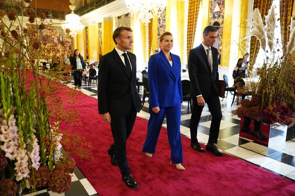epa12419861 Denmark&#039;s Prime Minister Mette Frederiksen (C), French President Emmanuel Macron (L) and Spanish Prime Minister Pedro Sanchez at Christiansborg Castle in Copenhagen, Denmark, 01 Octob ...