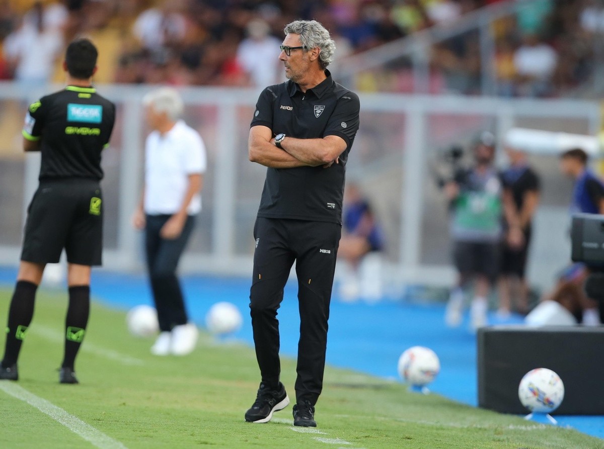 epa11555219 US Lecce's coach Luca Gotti looks on during the Italian Serie A soccer match between US Lecce and Atalanta BC in Lecce, Italy, 19 August 2024. EPA/ABBONDANZA SCURO LEZZI