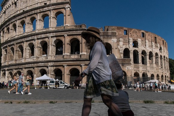 Heatwave In Rome Tourists visit the Colosseum as the heatwave is in progress in Rome, Italy, on June 30, 2025. Rome Italy PUBLICATIONxNOTxINxFRA Copyright: xAndreaxRonchinix originalFilename: ronchini ...