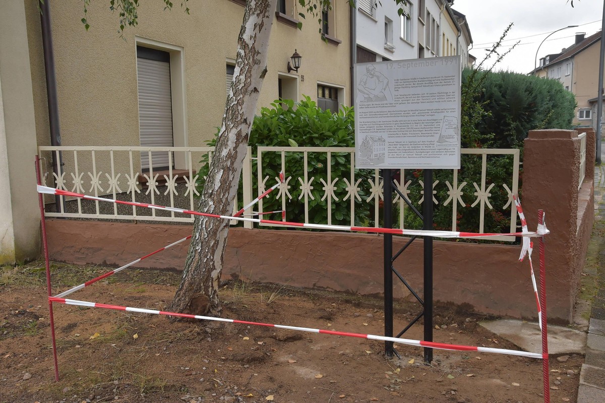 Eine Gedenktafel für Samuel Kofi Yeboah in der Saarlouiser Straße, Höhe Hausnummer 53, in Saarlouis. Fotografiert am Mittwoch (15.09.2021). *** A memorial plaque for Samuel Kofi Yeboah in Saarlouiser  ...