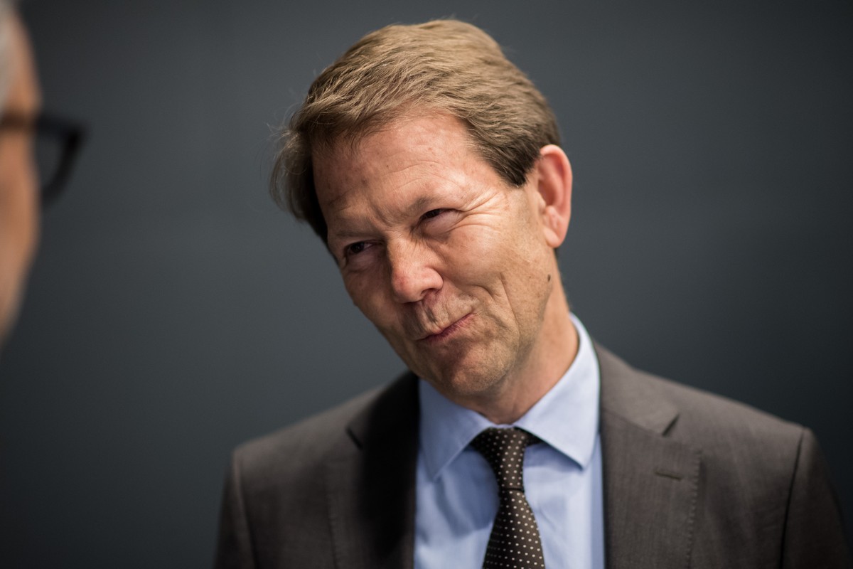 Fritz Zurbruegg, Vizepraesident des Direktoriums der Schweizerischen Nationalbank SNB, spricht waehrend einer Rede zur "finanziellen Stabilitaet im Niedrigzinsumfeld" an der Universitaet in  ...