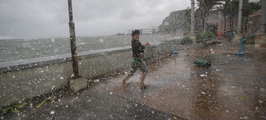 Ein Mann trotzt in Legazpi im Osten der Philippinen den Winden des Taifuns «Hagupit».