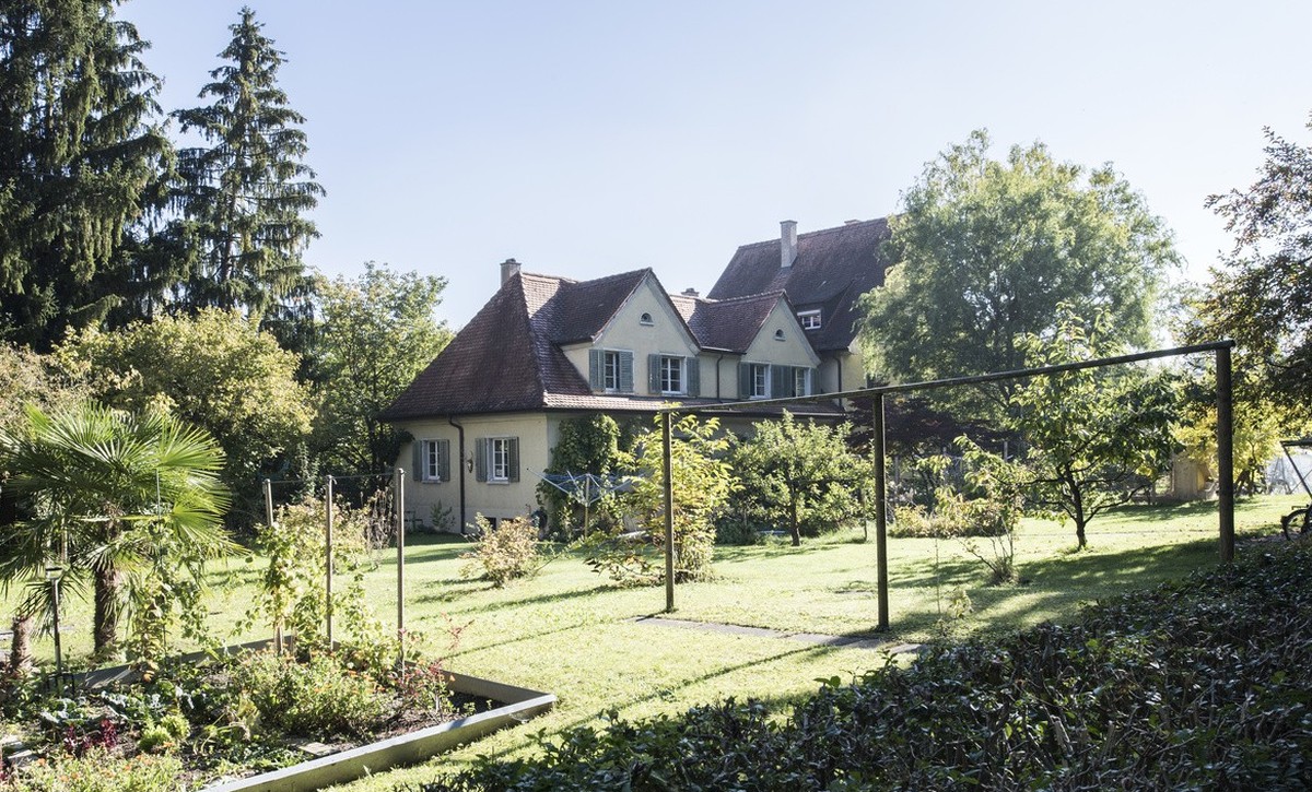 Buildings in the garden city "Familienheim-Genossenschaft Zuerich im Friesenberg" of the building cooperative "Familienheim-Genossenschaft Zuerich" (Family Home Cooperative Zuerich ...
