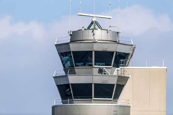 The control tower seen from the observation deck at Zurich Airport in Kloten in the canton of Zurich, Switzerland, pictured on February 18, 2013. (KEYSTONE/Gaetan Bally)

Sicht auf den Kontrolltower v ...