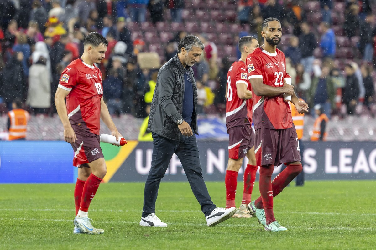 Switzerland's midfielder Fabian Rieder, Switzerland's Head coach Murat Yakin, 2nd left, Switzerland's midfielder Vincent Sierro, 2nd right, and Switzerland's defender Gregory Wuthr ...