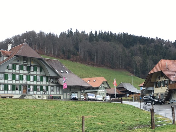 Blick vom Bahnhofsplatz auf den Gasthof Rössli.